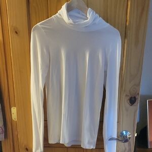 Theory Long Sleeve Turtleneck Top in White, Size Medium